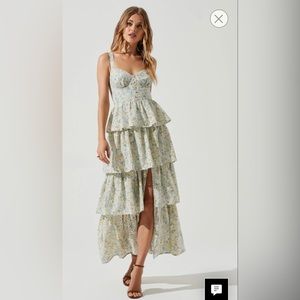 ASTR MIDSUMMER FLORAL TIERED MAXI DRESS SIZE M